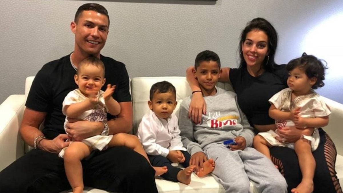 Cristiano Ronaldo y Georgina Rodríguez, junto a cuatro de sus hijos |  @cristiano